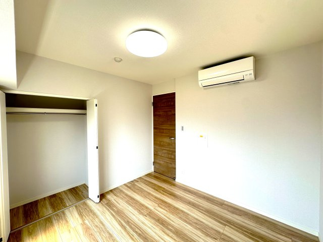 エンゼルハイム鳩ケ谷緑町の洋室|余白のある空間は、暮らしの変化にしなやかに寄り添うキャンバスのような存在。朝の支度や夜のくつろぎ時間を、自分らしく彩りながら過ごせる場所がここにあります。