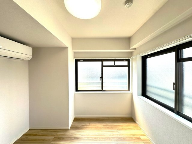 エンゼルハイム鳩ケ谷緑町の洋室|窓からたっぷりと差し込む自然光と、ほどよい広がりが心をゆるめてくれる洋室。家具のレイアウトも自在で、気分や季節に合わせて自分らしい空間づくりが楽しめます。