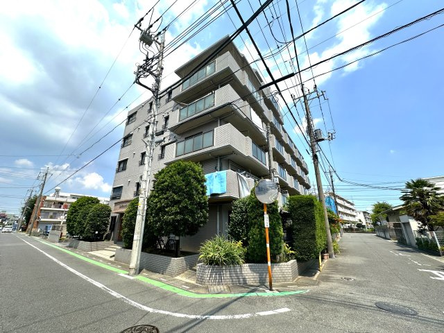 エンゼルハイム鳩ケ谷緑町の外観|洗練されたフォルムと落ち着いた色調が、街並みにやさしく溶け込む佇まい。帰るたびに、心がふっと和らぐ外観です。