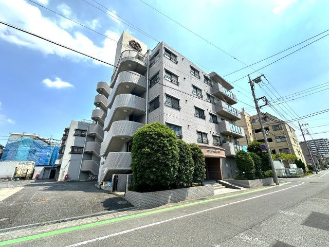 エンゼルハイム鳩ケ谷緑町の外観|周囲の景観と調和する、落ち着きある洗練デザイン。日常の風景にさりげない美しさを添える、ちょうどよい存在感です。