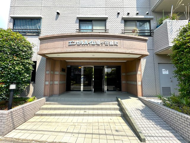 エンゼルハイム鳩ケ谷緑町のエントランス|上質な雰囲気が漂うエントランスは、家族の帰宅をやさしく迎え入れるだけでなく、日々の暮らしに小さな特別感と温もりを添え、心身ともに安らげる心地よい癒やしの空間を創り出します。