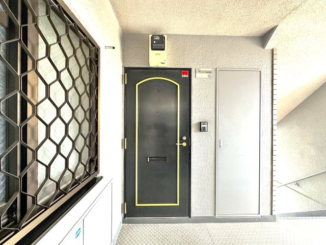 エンゼルハイム鳩ケ谷緑町のエントランス|落ち着いた上質感あふれるエントランスが、家族の帰宅を温かく包み込みます。毎日の生活に安心感と特別な安らぎをもたらし、住まう方の心にゆとりと豊かさをもたらします。