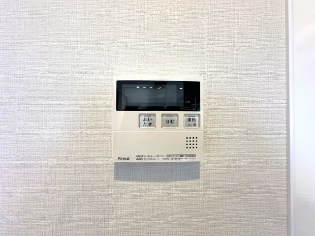 エンゼルハイム鳩ケ谷緑町の発電・温水設備|ワンタッチ操作でお湯張りや追い焚きができるオートバスは、忙しい日々の中でも快適なバスタイムをサポート。湯温の調整や保温も自動で行えるため、いつでもちょうどいい温かさのお風呂が待っています。