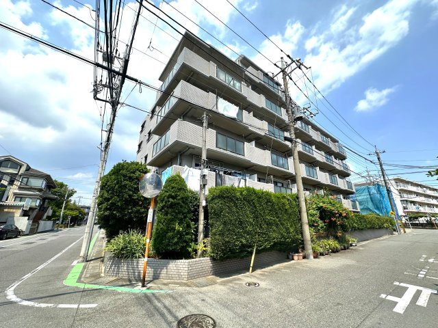 エンゼルハイム鳩ケ谷緑町の外観|ただいま、と家に帰るたびに心がほっと安らぐ、美しく誇らしい外観デザイン。温かみと上質さが絶妙に調和し、家族を迎える誇り高い表情を見せます。街並みにも映える佇まいは、安心感と豊かさをもたらしてくれます。