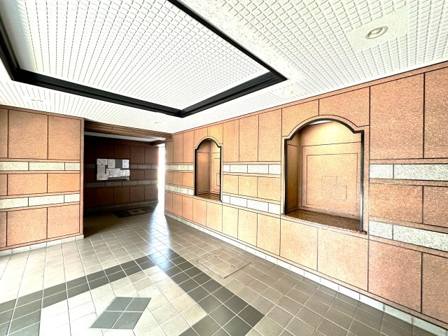 エンゼルハイム鳩ケ谷緑町のその他共用部分|訪れる人の足取りを自然とやわらげる、美しく整えられたロビー。洗練されたデザインと落ち着きが調和し、この空間が上質な暮らしの期待感を静かに高めてくれます。