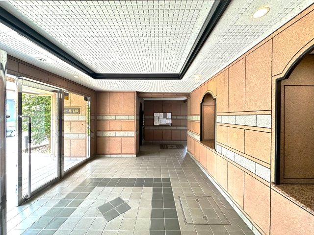 エンゼルハイム鳩ケ谷緑町のその他共用部分|広々とした明るいロビーは、陽光が差し込む心地よい空間を演出し、訪れる人の心をやさしく和ませます。待ち合わせやくつろぎの時間にもふさわしい、上質で優雅なエントランスです。