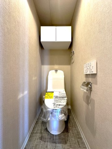 エンゼルハイム鳩ケ谷緑町のトイレ|最新設備を備えたトイレは、快適性とスタイリッシュさを兼ね備えた空間。清潔感のある美しい内装とすっきりとしたデザインが、暮らしに心地よさをプラス。清潔・快適・美しさが調和した、上質なトイレ空間です。