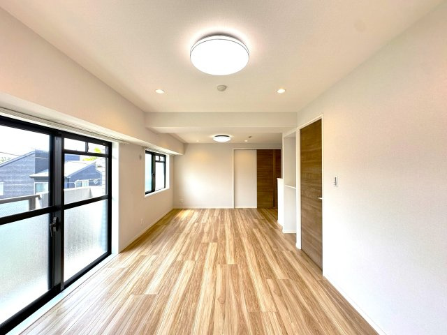 エンゼルハイム鳩ケ谷緑町の居間・リビング|木の温もりを感じるフローリングとやわらかな光が調和したリビングダイニングは、家族の会話と笑顔があふれる憩いの場。広さと開放感にこだわった設計で、心地よい暮らしを叶えます。