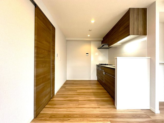 エンゼルハイム鳩ケ谷緑町のキッチン|家族の健康を支える“食”の空間。手の届くところに必要なものが収まる動線設計で、効率的な家事を叶えるキッチンです。明るく開放的な空間で、毎日の料理がもっと楽しくなります。