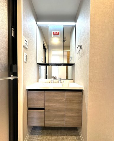 エンゼルハイム鳩ケ谷緑町の独立洗面台|明るい洗面スペースは、使いやすさを徹底的に追求した設計です。忙しい朝も快適に自然と笑顔がこぼれる心地よいひとときを叶えます。毎日の身支度がスムーズに整う、家族みんなに優しい空間です。