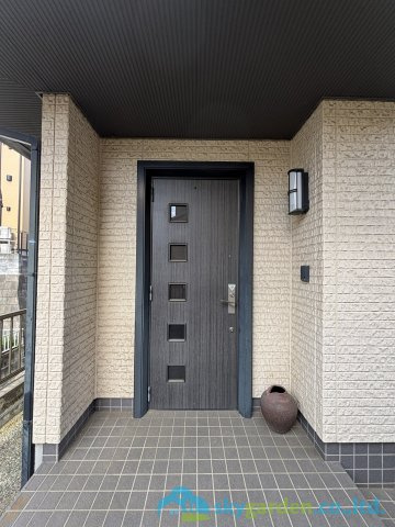 秦野市南矢名5丁目　中古戸建の玄関