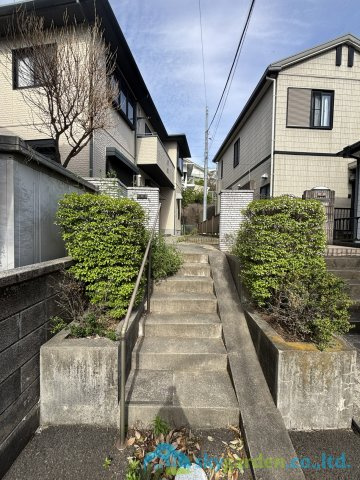 秦野市南矢名5丁目　中古戸建の玄関