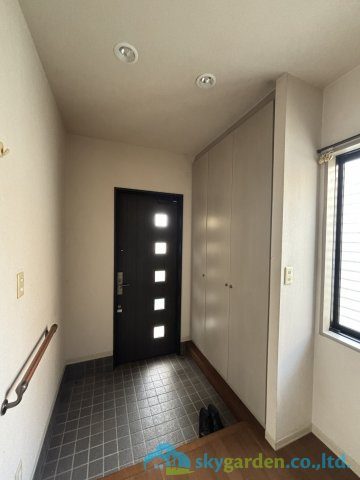 秦野市南矢名5丁目　中古戸建の玄関