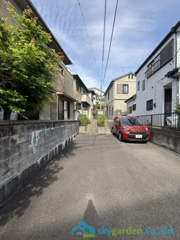 秦野市南矢名5丁目　中古戸建の前面道路含む現地写真