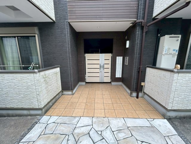 輝ハイツのエントランス