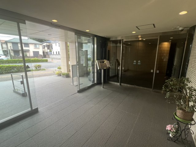 プレシス東村山のエントランス