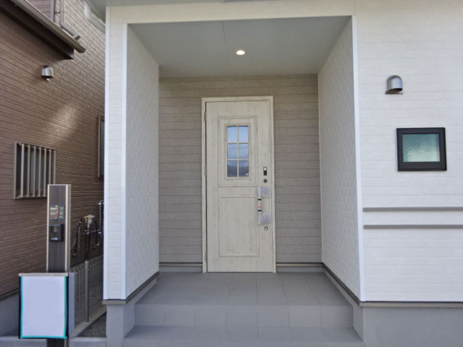 【玄関】 | 函南町仁田35番 新築建売分譲住宅 建物＋土地 TW05772 | 函南町仁田A号棟　玄関前 ※令和8年1月29日撮影写真