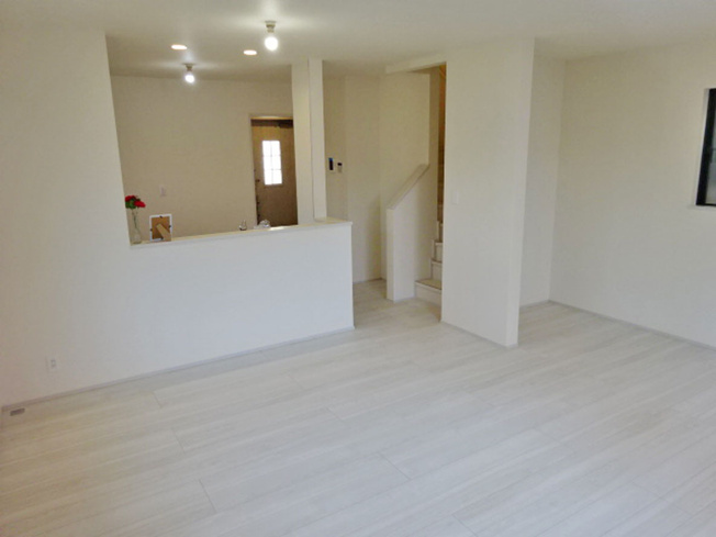 【居間・リビング】 | 函南町仁田35番 新築建売分譲住宅 建物＋土地 TW05772 | 函南町仁田A号棟　リビング ※令和8年1月29日撮影写真