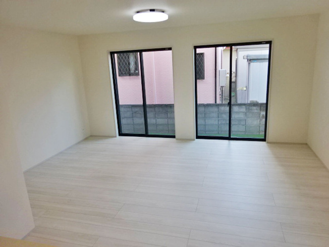 【居間・リビング】 | 函南町仁田35番 新築建売分譲住宅 建物＋土地 TW05772 | 函南町仁田A号棟　リビング ※令和8年1月29日撮影写真