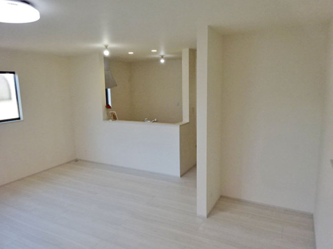 【居間・リビング】 | 函南町仁田35番 新築建売分譲住宅 建物＋土地 TW05772 | 函南町仁田A号棟　リビング ※令和8年1月29日撮影写真