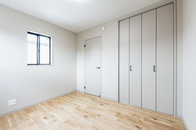 【商談中】乙訓郡大山崎町小字尻江【モデルハウス】の洋室|洋室約5.3帖
クローゼット完備のお部屋です！お子さまのお部屋としてご検討いただけるのに最適です！