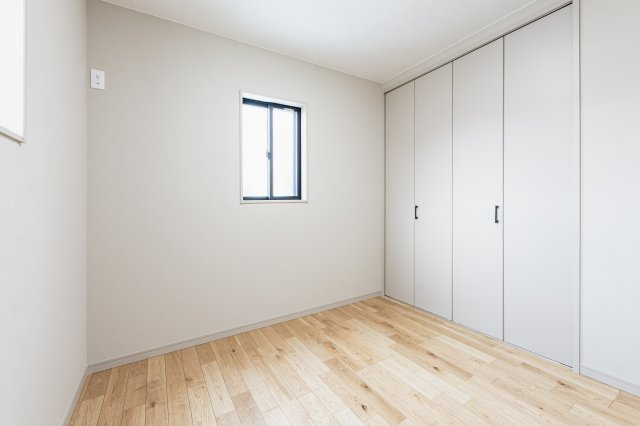 【商談中】乙訓郡大山崎町小字尻江【モデルハウス】の洋室|洋室約4.5帖
小さめのお部屋ですが、採光もありますので開放的に感じられます(^^)/