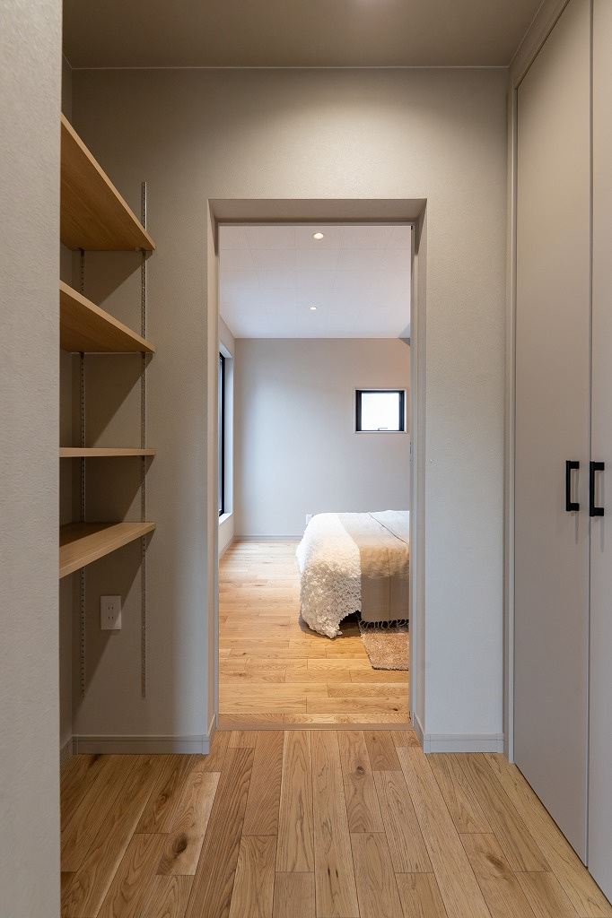 【商談中】乙訓郡大山崎町小字尻江【モデルハウス】の収納|洋室6.1帖にあるWCL
寝室にはWCLがございます。棚も設置されており自由に収納スペースをアレンジできます。