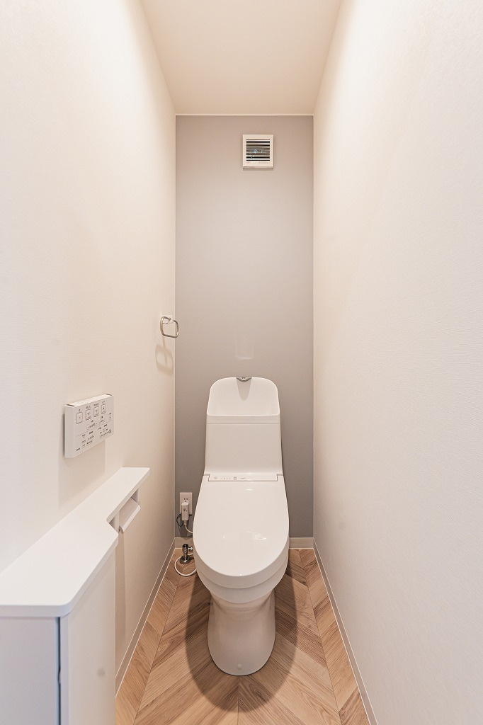 【商談中】乙訓郡大山崎町小字尻江【モデルハウス】のトイレ|2階トイレ
温水洗浄便座付きトイレ。ささやかなインテリアクロスがお洒落な空間を演出してくれます。