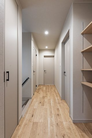 【商談中】乙訓郡大山崎町小字尻江【モデルハウス】のその他|２階ホール
ホールにも余すとこなく収納が張り巡らされております！