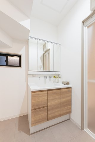 【商談中】乙訓郡大山崎町小字尻江【モデルハウス】の独立洗面台|お洒落な木目調の洗面化粧台です。
三面鏡付きの使い勝手の良いタイプとなっております。