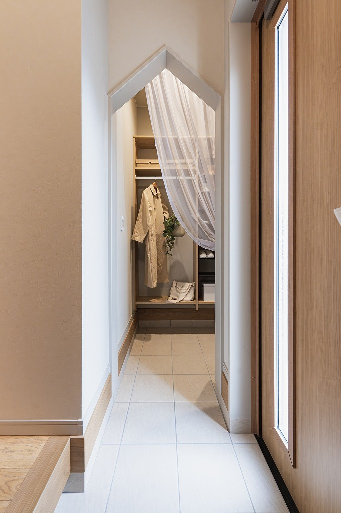 【商談中】乙訓郡大山崎町小字尻江【モデルハウス】の玄関|玄関横には、シューズクロークを設けております。可愛らしいおうち型の入口で、お子様のおもちゃなどもたっぷり収納出来ます！