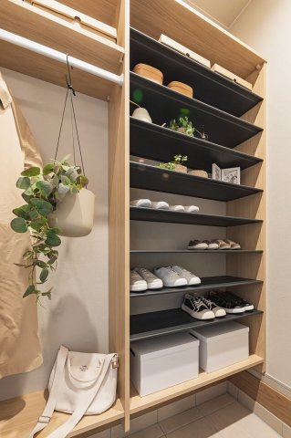 【商談中】乙訓郡大山崎町小字尻江【モデルハウス】の収納|シューズクロークにも棚が設置されております。
困りがちな玄関収納も安心です(^^♪