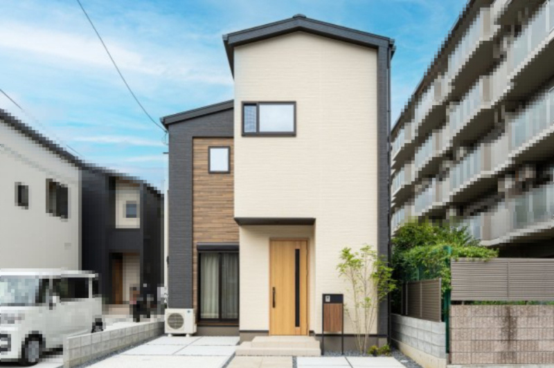 【商談中】乙訓郡大山崎町小字尻江【モデルハウス】の外観|洗練されたシンプルモダンデザインの外観。
明るいベージュの外壁に木目調をアクセントとして取り入れ、温かみと上質感を演出しています。