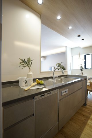 【商談中】乙訓郡大山崎町小字尻江【モデルハウス】のキッチン|食器洗乾燥機付カウンターキッチンですので、効率的な家事が実現します(^^)/