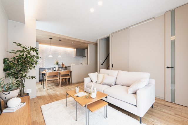 【商談中】乙訓郡大山崎町小字尻江【モデルハウス】の居間・リビング|くつろぎの空間にトレンドをプラスした「照明で魅せるジャパンディスタイル」をコンセプトに設計しております！