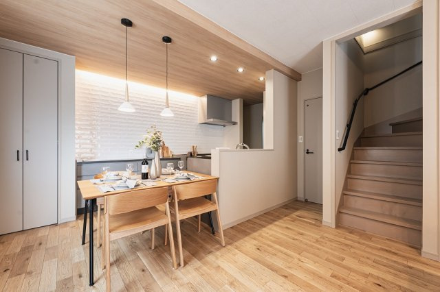 【商談中】乙訓郡大山崎町小字尻江【モデルハウス】のダイニング|調理中でも家族や友人との会話を楽しむことができ、オープンなデザインが空間を広く感じさせます。