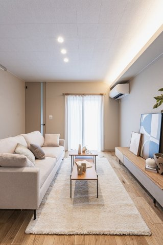 【商談中】乙訓郡大山崎町小字尻江【モデルハウス】の居間・リビング|間接照明が優しい光でリビングを照らします。