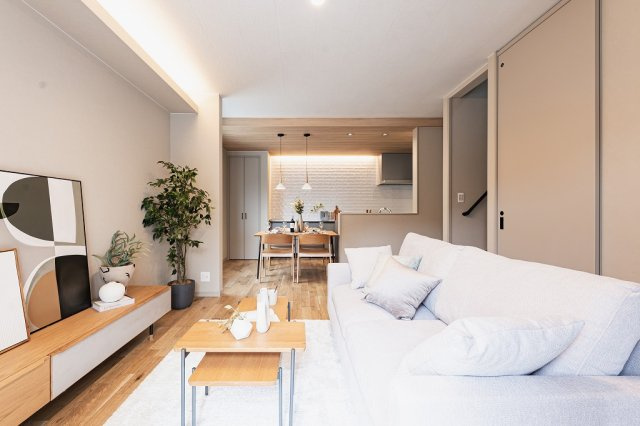 【商談中】乙訓郡大山崎町小字尻江【モデルハウス】の居間・リビング|無駄のないリビング空間にはリビング階段を採用し、さらにご家族の団らんをサポートしてくれます(^^)/