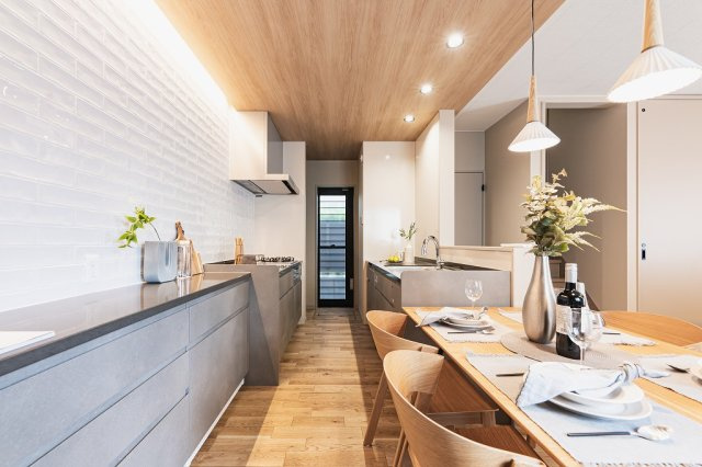 【商談中】乙訓郡大山崎町小字尻江【モデルハウス】のキッチン|効率的な動線が特徴のII型セパレートキッチン。調理スペースとシンクが対面に配置されており、作業しやすく、スムーズな調理が可能です。
お料理しながら、家族やお友達との会話を楽しむことが出来ます。