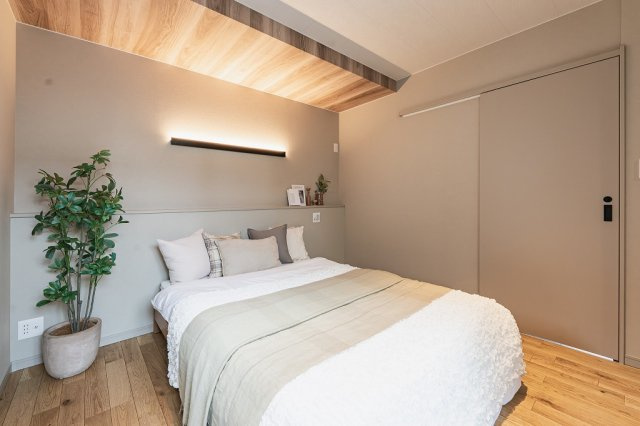 【商談中】乙訓郡大山崎町小字尻江【モデルハウス】の洋室|洋室約6.1帖
主寝室。ヘッドボードには写真を立てかけたり、携帯電話や目覚まし時計を手の届く場所に置いていただけます。