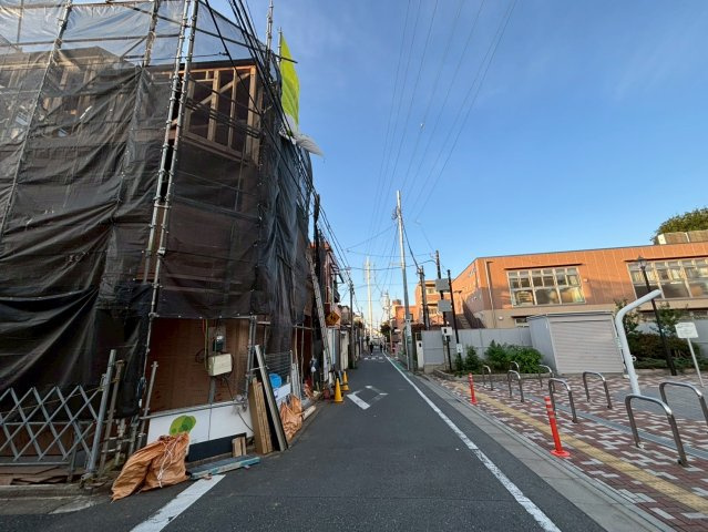 杉並区高円寺南3丁目　新築戸建の前面道路含む現地写真|現地写真（2025.11.07撮影）

現地ご見学希望・資料請求などお気軽にお問い合わせ下さい！
03-5990-5201