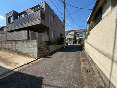 【前面道路含む現地写真】 | 自由が丘新築戸建 | 前面道路東4m公道で交通量少なく閑静な住宅地です。
