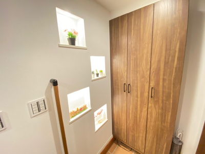 【外観パース】 | 自由が丘新築戸建 | 施工例：飾り棚があり、季節を感じる小物や、思い出の写真など飾れます

