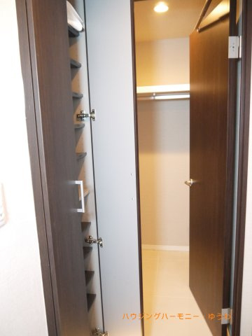 【玄関】 | ヴェルト池袋 | 帰り着くたびに洗練されたテイストの空間に迎えられ誇りと喜びを感じる玄関まわりです。