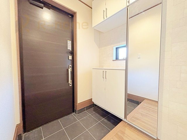流山市加1丁目　新築戸建て　A号棟の玄関|気持ちよくご家族やゲストを送迎できる穏やかな雰囲気の玄関♪大きな下駄箱で玄関廻りスッキリ♪