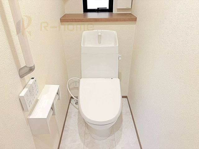 流山市加1丁目　新築戸建て　A号棟のトイレ|温水洗浄便座付きのトイレ。
トイレが２ヵ所設置で朝の忙しい時間でも安心です。
