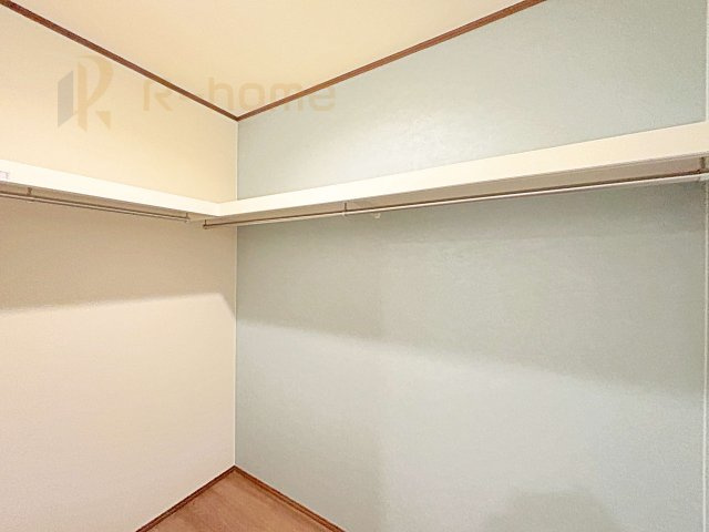 流山市加1丁目　新築戸建て　A号棟の収納|たっぷり収納できるファミリークローク！ホールから出入りできる便利な収納スペース♪