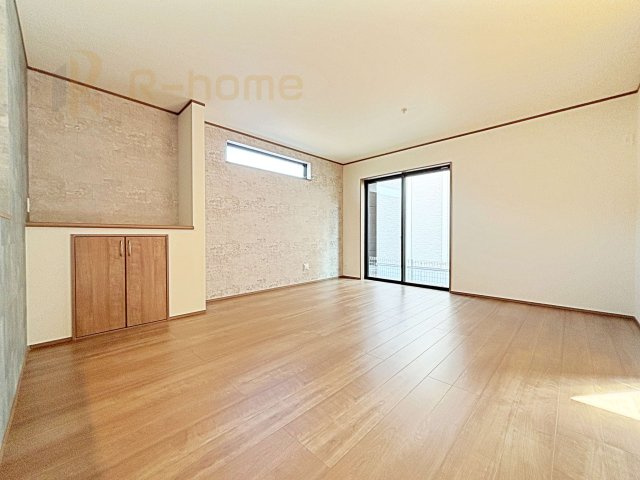 流山市加1丁目　新築戸建て　A号棟の居間・リビング|たっぷりの陽光が注ぎ込む明るいリビング♪隣接の洋室を開放すると更なる大空間に変身♪