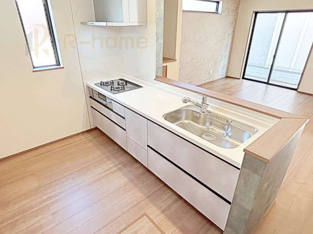 流山市加1丁目　新築戸建て　A号棟のキッチン|料理をしながら家族とコミュニケーションが取れる対面式システムキッチン。