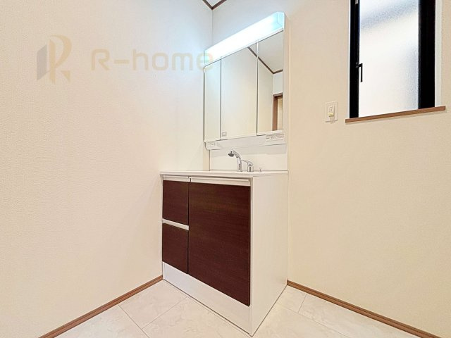 流山市加1丁目　新築戸建て　A号棟の洗面所|三面鏡の使いやすい洗面台です。忙しい朝も家族みんなで身支度可能なスペース。